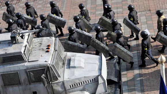 Les forces de police quittent leurs positions au parlement