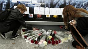Des fleurs sont déposées devant le Palais des Sports où s'est produite une explosion vendredi.