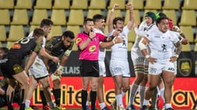 Les Toulousains célèbrent leur victoire sur le terrain de La Rochelle