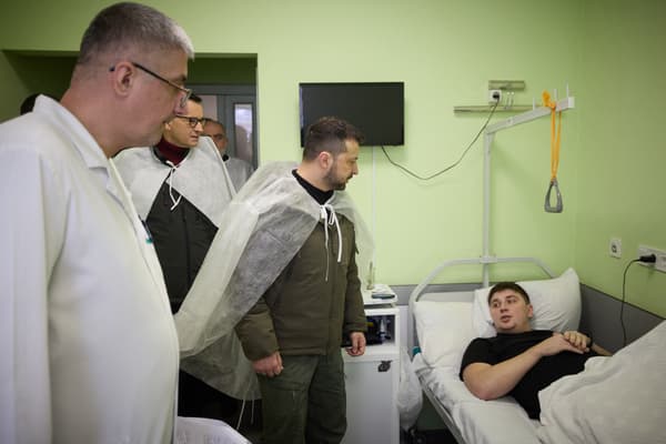 Volodymyr Zelensky rend visite à des soldats d'un hôpital de Kiev, avec le Premier ministre polonais Mateusz Morawiecki, le 24 février 2023