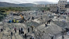 Des habitants du village syrien de Besnia cherchent des survivants le lundi 6 février 2023, après qu'un puissant séisme de magnitude 7,8 se soit produit dans la nuit. 
