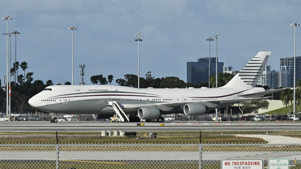 Le Boeing 747 sur le tarmac de l'aéroport international de Palm Beach, après une visite de Donald Trump, le 15 février 2025. Le Boeing 747 sur le tarmac de l'aéroport international de Palm Beach, après une visite de Donald Trump, le 15 février 2025.