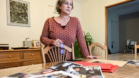 Pascale Descamps, chez elle dans le Pas-de-Calais le 25 novembre 2020 devant les photos de sa fille et de ses petits-enfants détenus en Syrie