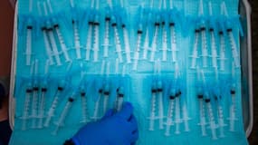 Préparation de vaccins Moderna contre le Covid-19, pour les administrer aux habitants de Los Angeles, en Californie, le 16 février 2021