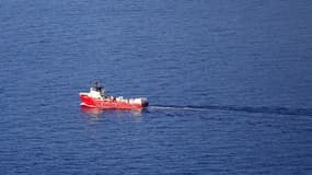 Vue aérienne montrant le navire de l'ONG SOS Méditerranée Ocean viking escorté par un navire militaire au large de la Corse du nord, le 10 novembre 2022