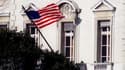 Trois employés de l'ambassade des Etats-Unis en France, à Paris (photo) ont été intoxiqués à l'ouverture d'un courrier. /Photo d'archives/REUTERS