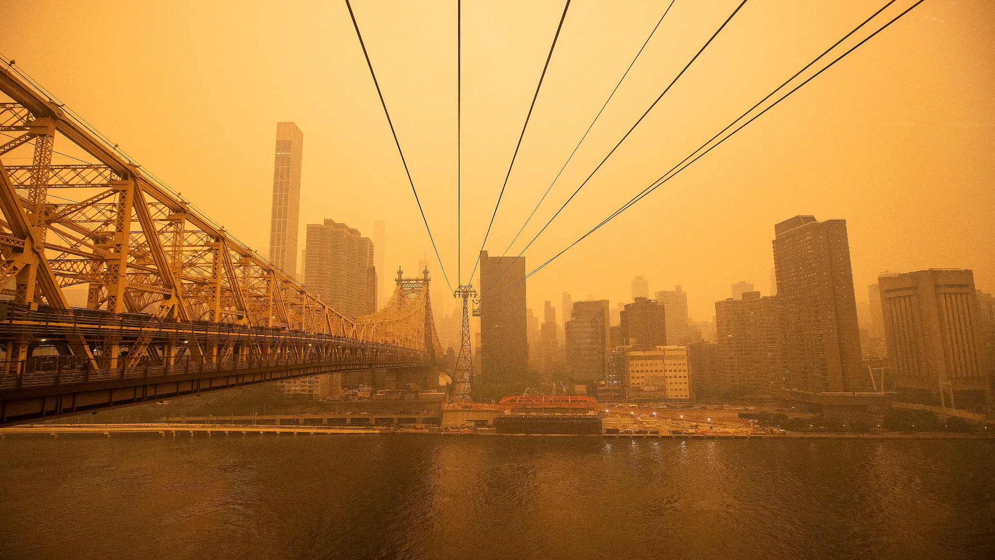 las impresionantes imágenes de Nueva York bajo una neblina naranja
