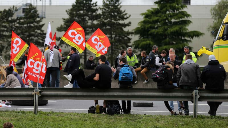 Des routiers bloquent le périphérique de Caen, sous la bannière de la CGT, le 17 mai 2016. (Photo d'illustration) 