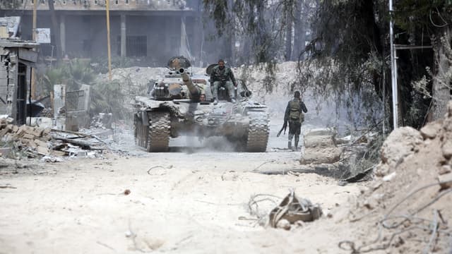 Des soldats de l'armée syrienne avancent près de Douma, en Syrie, le 8 avril 2018.