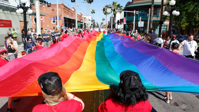 Des personnes font la fête lors de la parade de la Tampa Pride dans le quartier d'Ybor City, le 26 mars 2022 à Tampa, en Floride