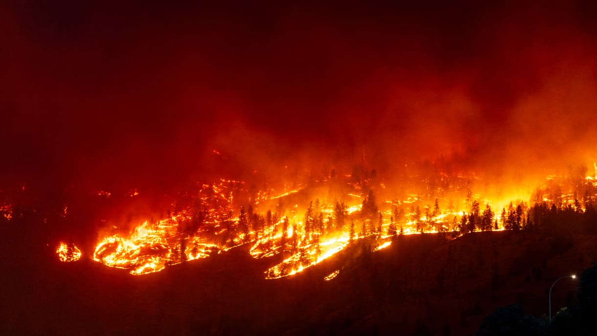 L'incendie de McDougall Creek brûle dans les collines à l'ouest de Kelowna, en Colombie-Britannique, au Canada, le 17 août 2023, vu de Kelowna.