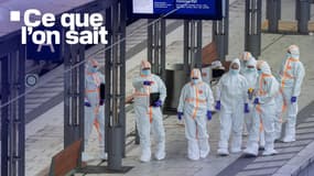 Des membres de la police scientifique sur un quai de la gare d'Hambourg, ce vendredi 23 mai 2025.