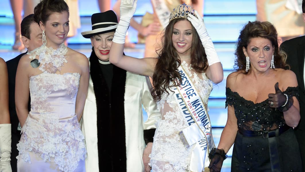 Margaux Deroy aux côtés de Geneviève de Fontenay lors de son élection, le 18 janvier 2015 Margaux Deroy aux côtés de Geneviève de Fontenay lors de son élection, le 18 janvier 2015