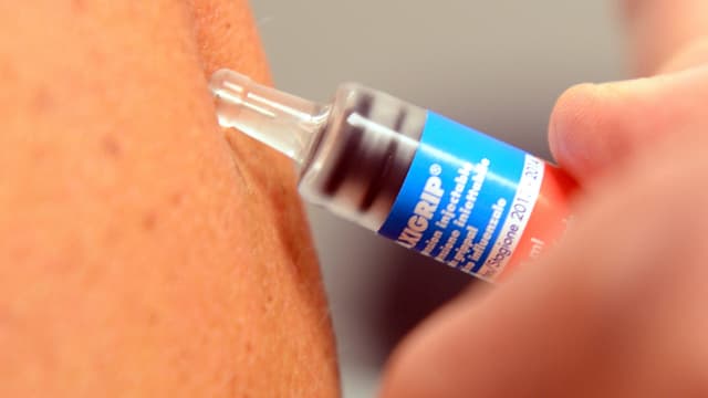 Une personne se fait vacciner à l'Institut Pasteur de Lille en 2013