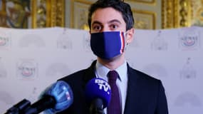 Gabriel Attal, porte-parole du gouvernement lors d'une conférence de presse, le 17 décembre 2020 à Paris