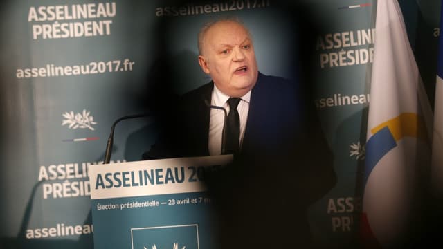 François Asselineau lors de l'annonce de sa candidature le 10 mars 2017 à Paris.
