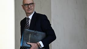 Le ministre l'Économie et des Finances, Roland Lescure, quitte le palais de l'Élysée après le Conseil des ministres hebdomadaire, à Paris, le 2 décembre 2025 (photo d'illustration). 