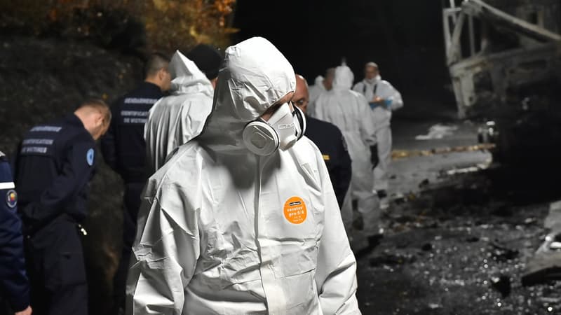 Les enquêteurs s’attèlent à l'identification des corps sur les lieux de l'accident de car de Puisseguin