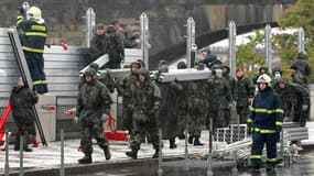 Barrières érigées pour contenir la crue de la Vlatva à Prague. Près de 2.700 personnes ont été évacuées de chez elles lundi en République tchèque en raison d'inondations et dans la capitale. Au moins cinq personnes ont trouvé la mort. /Photo prise le 3 ju