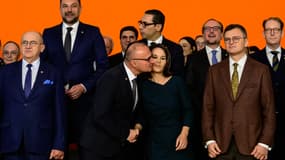 La ministre allemande des Affaires étrangères Annalena Baerbock embrassée par le ministre croate des Affaires étrangères Gordan Grlic-Radman lors de la photo officielle d'une rencontre de l'Union européenne à Berlin, le 2 novembre 2023.