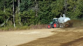 Un agriculteur français épand du fumier avant de semer, le 28 juillet 2020, dans la Sarthe.