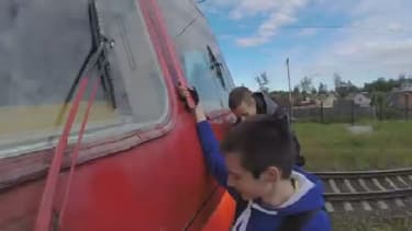 Des adolescents s'accrochent à l'extérieur d'un train pendant toute la durée d'un trajet entre deux gares