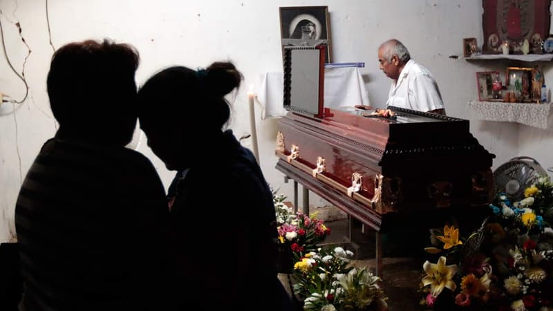 Des parents et des amis de Miguel Angel Jimenez assistent à sa veillée funèbre