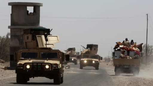 Des véhicules de l'armée irakienne près de la ville de Fallujag, à l'ouest de Bagdad, le 7 juillet 2015