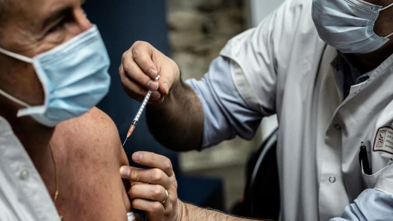 Un médecin administre une dose du vaccin Pfizer-BioNtech à un employé des Hospices Civils de Lyon le 5 janvier 2021.