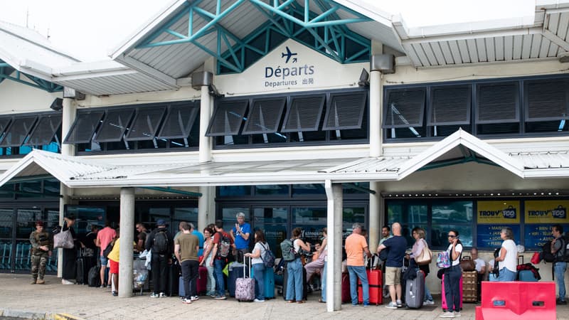 Des passagers à l'aéroport à  l'aéroport de Magenta, le 5 juin 2024