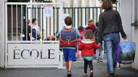 Des élèves arrivent à l'école le jour de la rentrée à La Rochelle, le 4 septembre 2017. (Photo d'illustration)