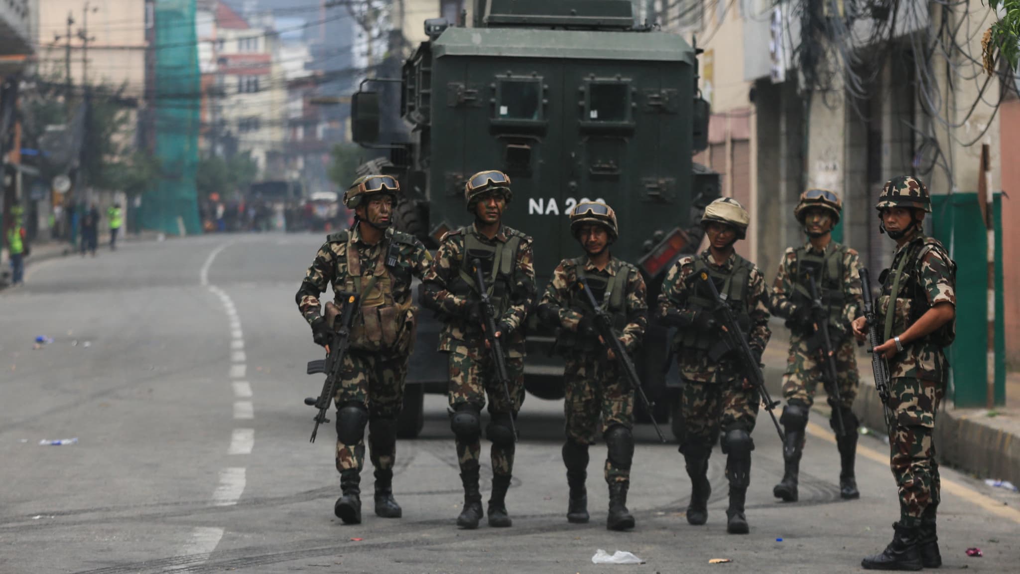 L'armée népalaise patrouille dans les rues de Katmandou, au Népal, le 10 septembre 2025, à la suite de violentes manifestations qui ont détruit d'importants bâtiments gouvernementaux.