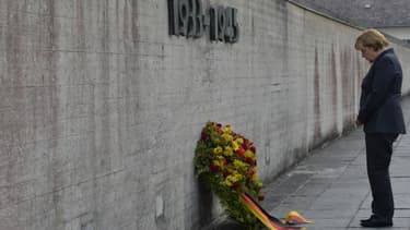 La chancelière allemande Angela Merkel, se recueillant mardi au camp de Dachau.