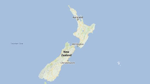 Auckland, en Nouvelle-Zélande, où un jeune homme a survécu après avoir chuté de 15 étages.