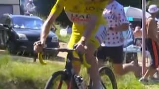 Tadej Pogacar percute une tong lors de la 15e étape du Tour de France, le 14 juillet 2024.