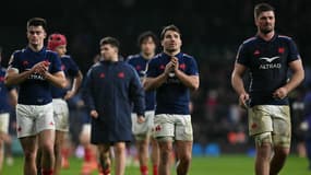 Antoine Dupont, capitaine du XV de France, entouré de Nolann le Garrec et Grégory Alldritt après la défaite lors d'Angleterre-France, 2e journée du Tournoi des 6 nations 2025, 8 février 2025