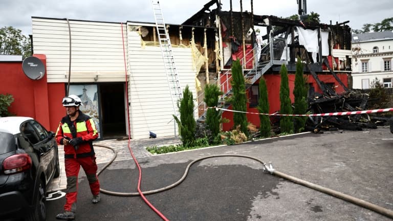 Les secours sur les lieux de l'incendie du gîte de Wintzenheim, dans le Haut-Rhin, le 9 août 2023
