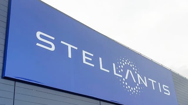 Le logo Stellantis sur une usine