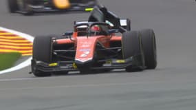 Jehan Daruvala perd son repose-tête lors de la course sprint de F2 à Spa, le 29 juillet 2023.