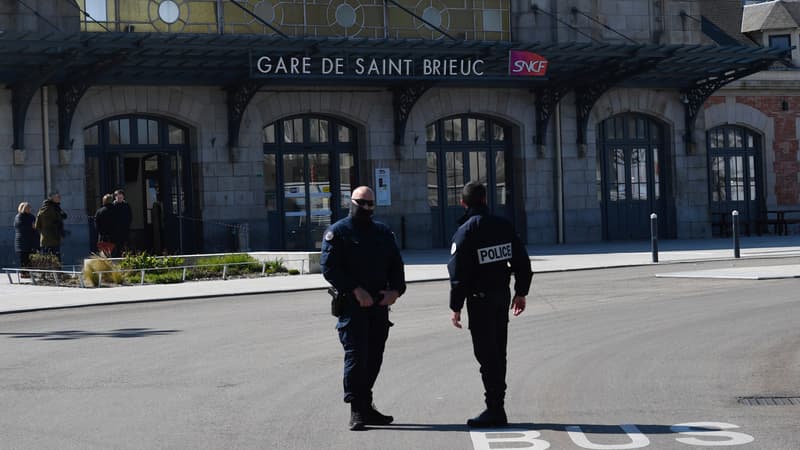 Policiers devant la gare de Saint-Brieuc.