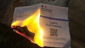 Extrait de la vidéo du réalisateur Xavier Beauvois en train de brûler sa carte d'électeur