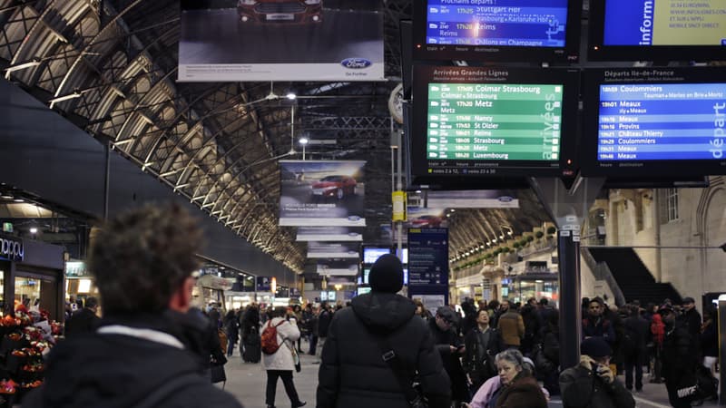 Panneaux d'information à la Gare de l'Est à Paris, en février 2015