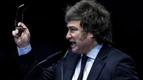 Le président argentin Javier Milei participe à la session de clôture du Forum économique de Madrid le 8 juin 2025.