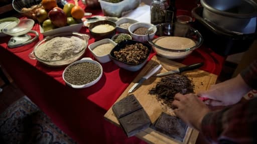 La chef chilienne Natalia Revelant agrémente ses plats à l'aide d'un ingrédient secret, le cannabis La chef chilienne Natalia Revelant agrémente ses plats à l'aide d'un ingrédient secret, le cannabis