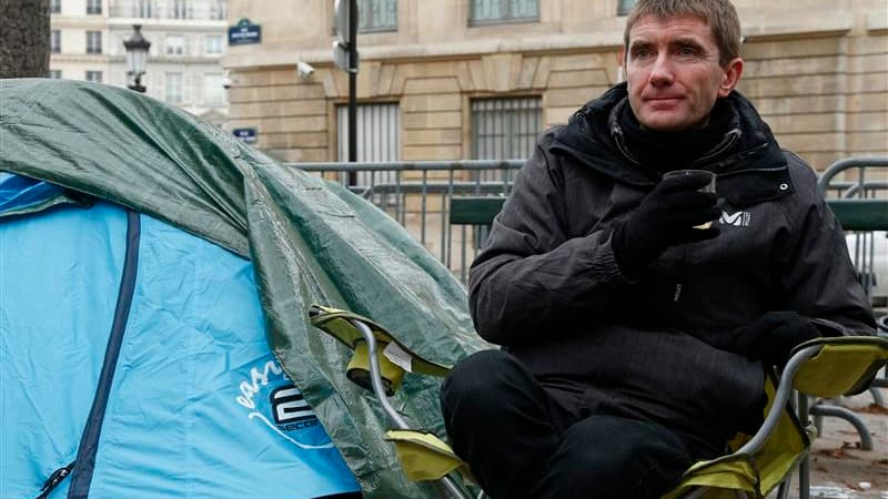 Le maire de Sevran, Stéphane Gatignon, en grève de la faim devant l'Assemblée nationale pour demander l'aide financière de l'Etat pour sa commune. Le gouvernement proposera mardi de porter en 2013 de 50 à 75 millions d'euros la dotation de développement u