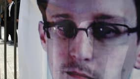 Les appels à accorder l'asile politique à l'informaticien américain en fuite Edward Snowden, à l'origine de révélations sur un vaste programme d'écoute des institutions et ambassades européennes par les Etats-Unis, se multiplient en France. EELV, Marine L