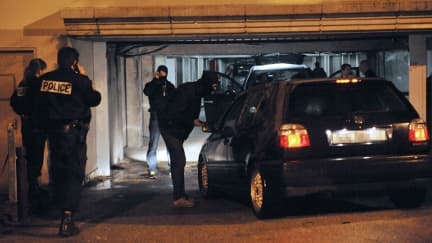 Les policiers à l'entrée d'un parking de Torcy, où ils ont effectué des perquisitions mardi.