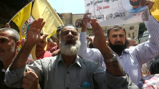 Le père de Mohammed Allan, un prisonnier palestinien en grève de la faim depuis environ 60 jours, manifeste devant la mosquée de al-Aqsa à Jérusalem, le 14 août 2015