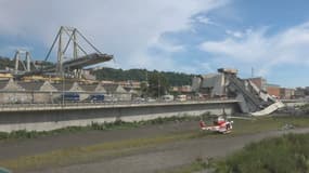 Le pont s'est effondré sur plusieurs dizaines de mètres.