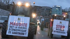 "Une centaine" d'agriculteurs mènent une opération escargot sur le périphérique parisien le 9 janvier 2026.